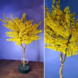 Декоративне дерево із жовтих квітів