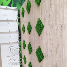 Штучна трава в декорі на стіні