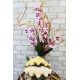 Настільний фонтан з квітами орхідеї.