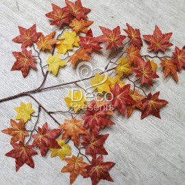 Листья клена осенние красно-оранжевые