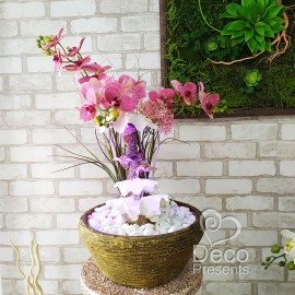 Кімнатний фонтан з квітами орхідеї.