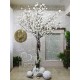 Большое свадебное дерево из природных веток и белых цветов