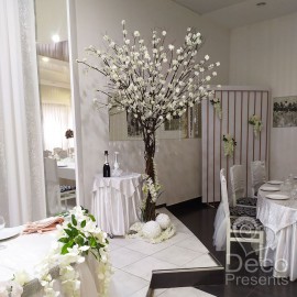 Велике весільне дерево з природних гілок та білих квітів