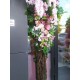 Большое дерево  из цветов в витрине кафе