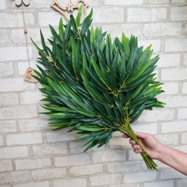 Листя штучного бамбука зелене
