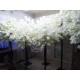 Декоративное дерево из белых цветов сакуры