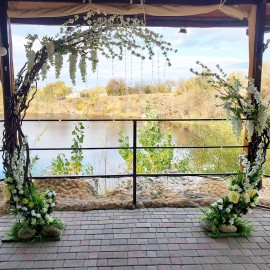 Арка весільна з натуральних гілок та штучних квітів