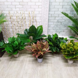 Искусственные растения в вазоне для подоконника