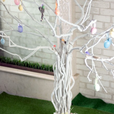 Пасхальне дерево з білих гілок у декоративному вазоні