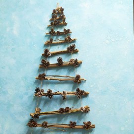 Новогодняя настенная елка из деревянных веток