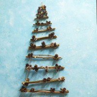 Новогодняя настенная елка из деревянных веток