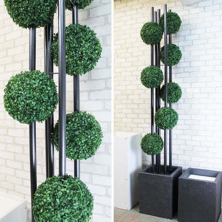 Композиція із семи штучних куль самшиту, дерево висотою 2 метри.