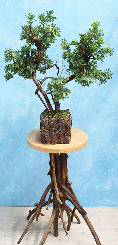 Декоративный искусственный бонсай в горшке.