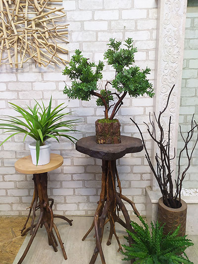 Декоративный искусственный бонсай в горшке.