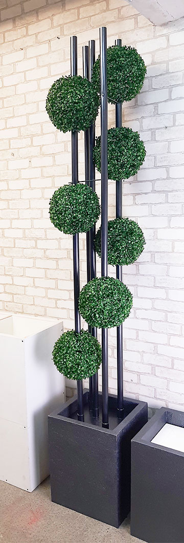 Композиция из семи искусственных шаров самшита, дерево высотой 2 метра