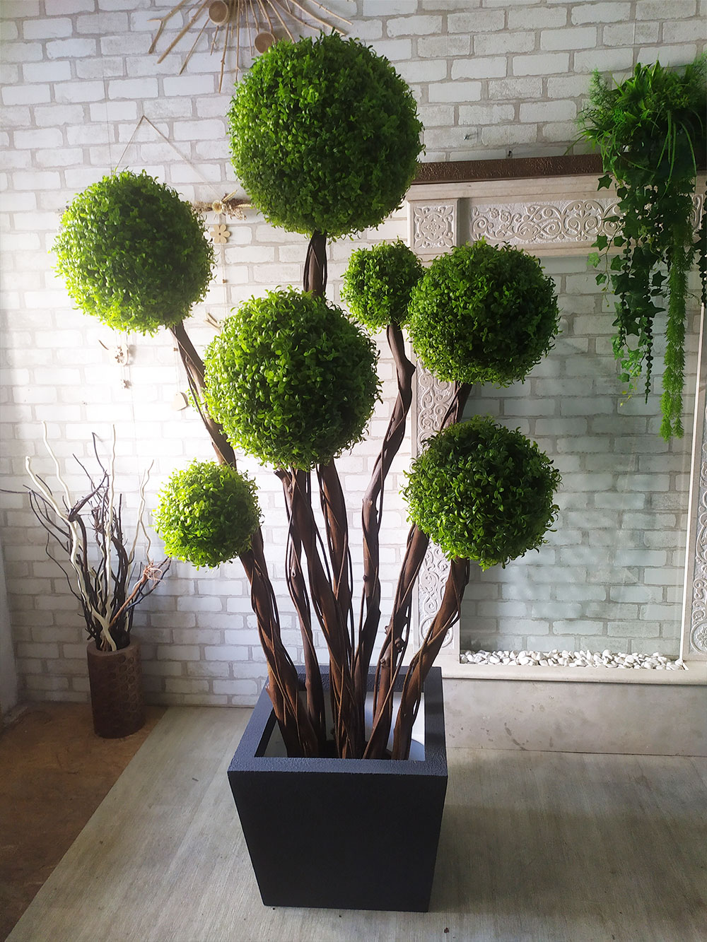 Декоративное дерево из зеленых шаров
