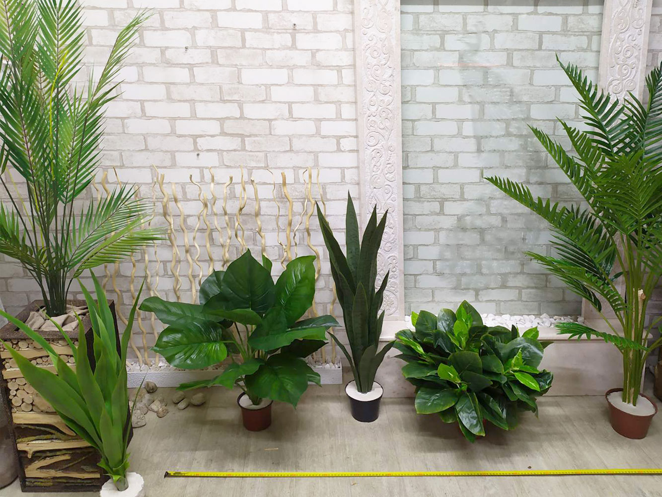 Штучні рослини у вазоні для підвіконня