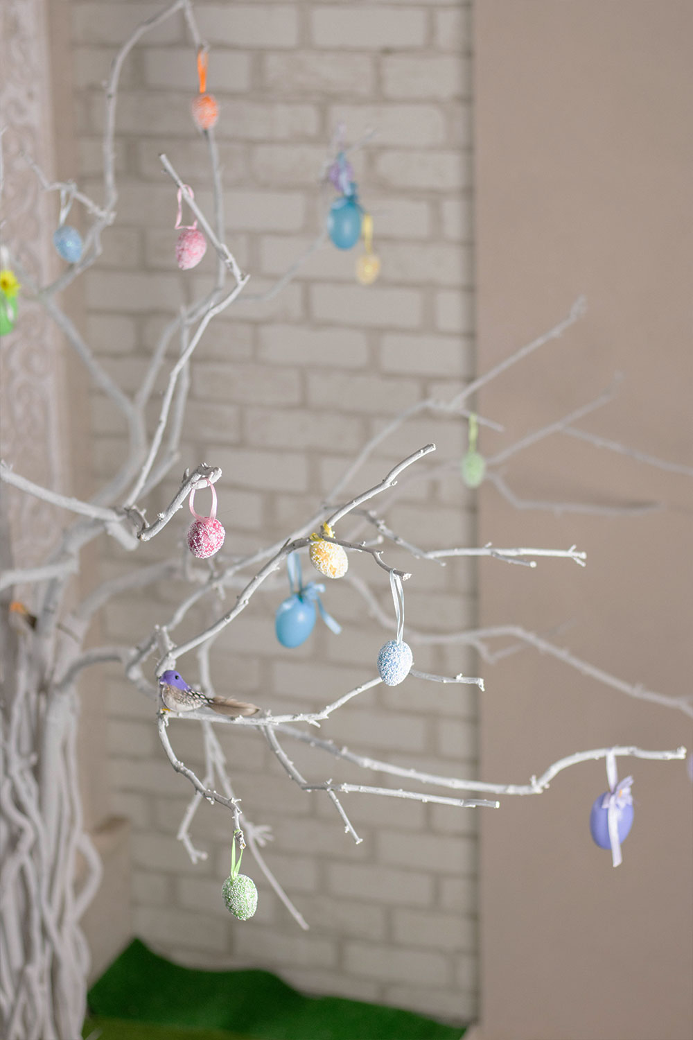 Дерево пасхальное из белых веток в декоративном вазоне