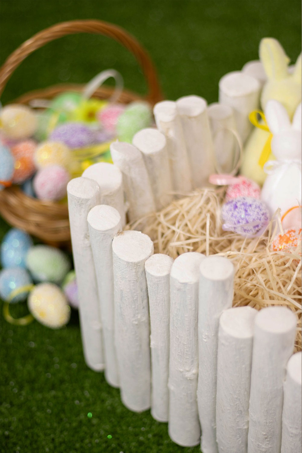 Дерево пасхальное из белых веток в декоративном вазоне