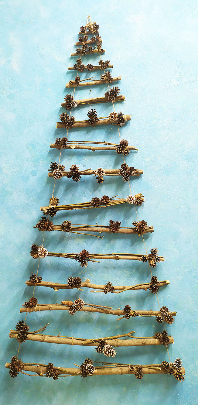 Новогодняя настенная елка из деревянных веток