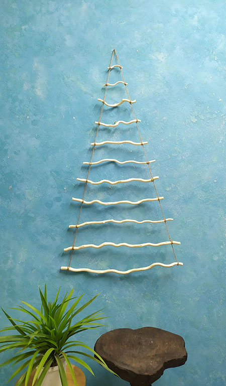 Новогодняя настенная елка из деревянных веток