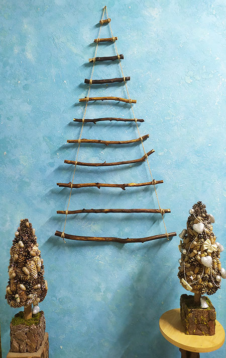 Новогодняя настенная елка из деревянных веток